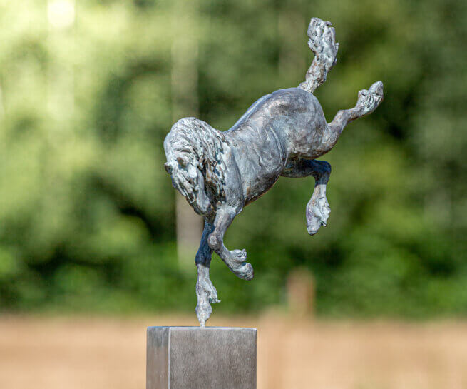 Sculpture de cheval en bronze Frison
