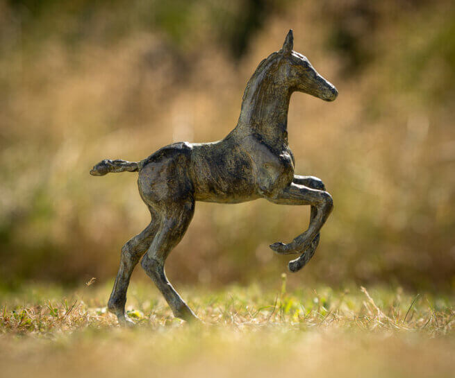 Sculpture de poulain galopant en bronze