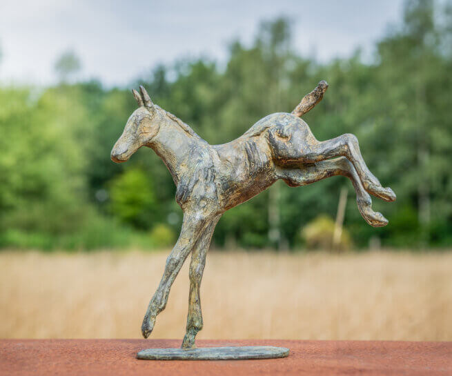 Sculpture en bronze de poulain jouant