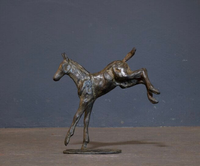 Fohlenskulptur aus Bronze spielend