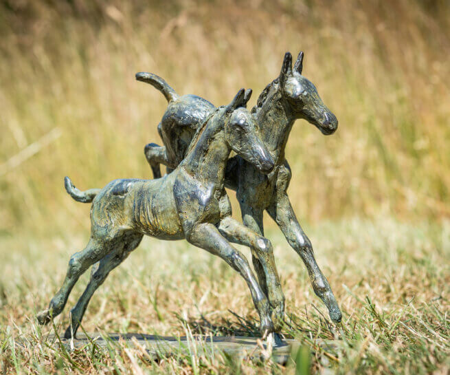 Sculpture en bronze de poulain jouant en bronze