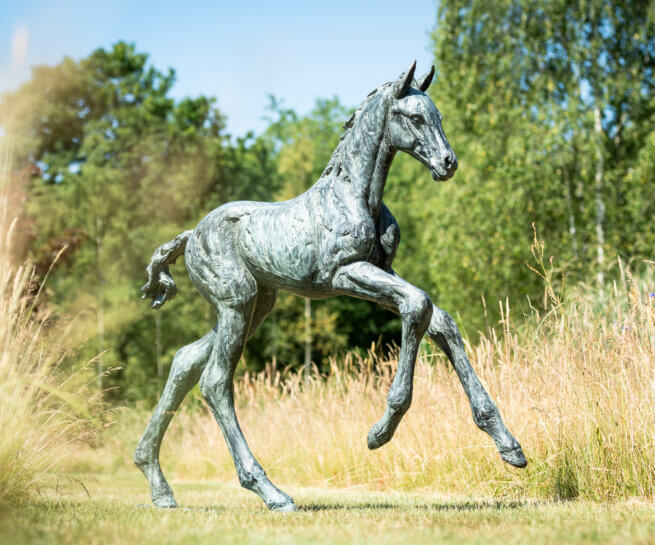 Statue de poulain en bronze grandeur nature au galop