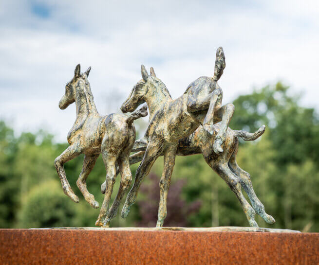 Statue poulains jouant en bronze