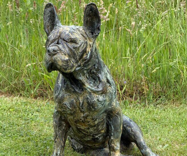 Statue de chien Bouledogue français en bronze assis